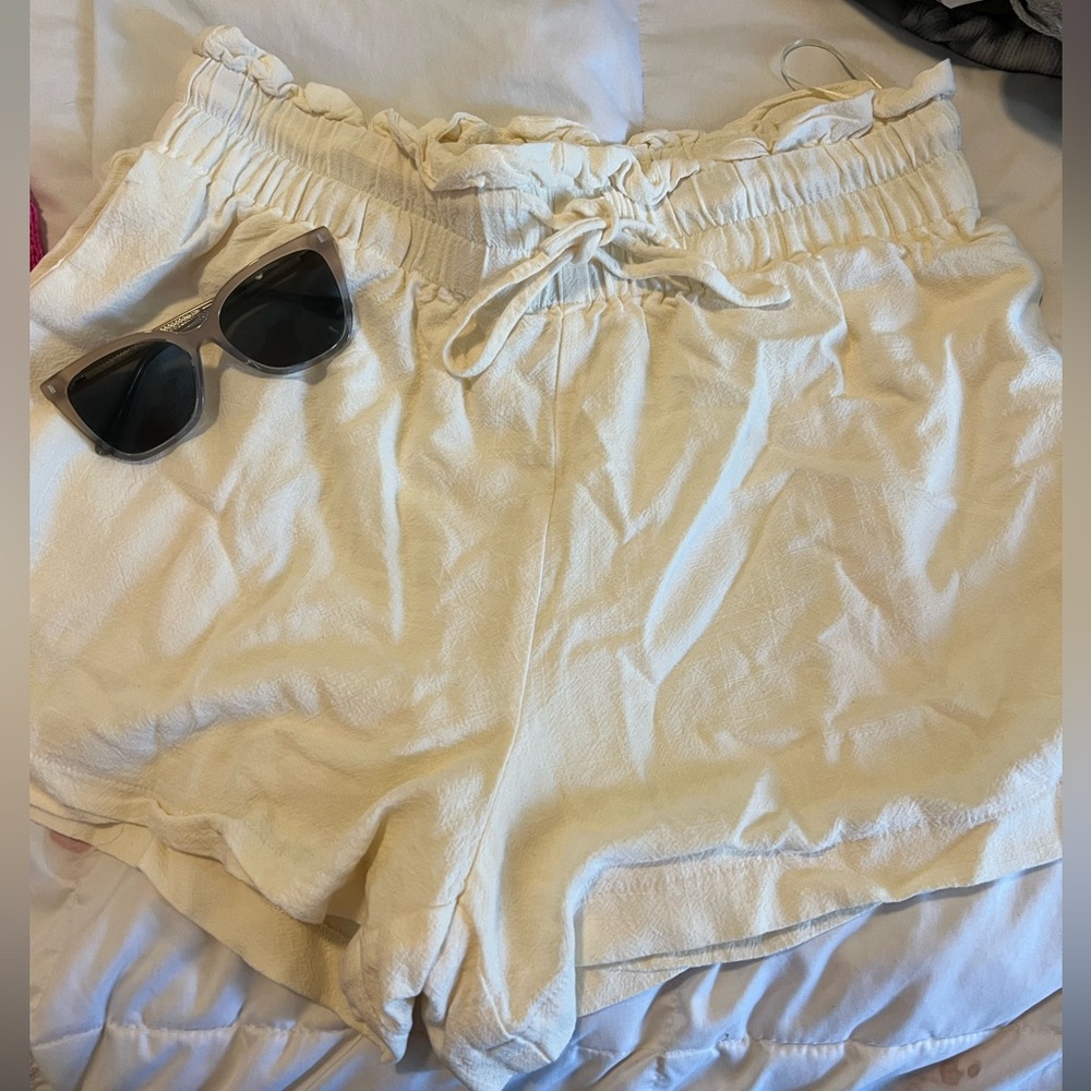 Urban daizy stretch shorts cream color